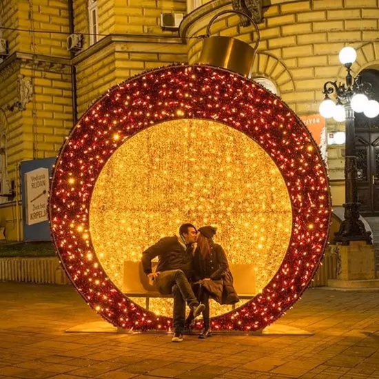 Lampada decorativa a LED con sfera gigante 3D con motivo natalizio per esterni